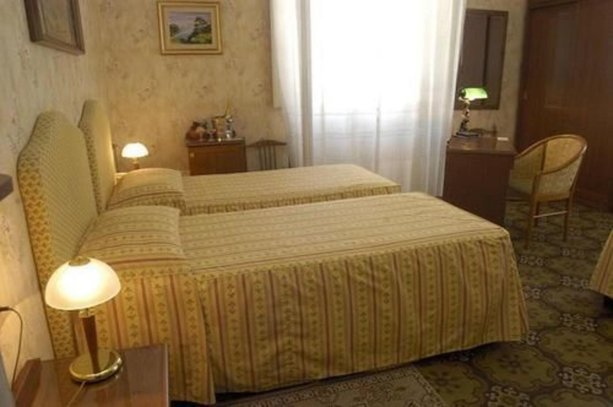 Hotel Beatrice Firenze Ruang foto